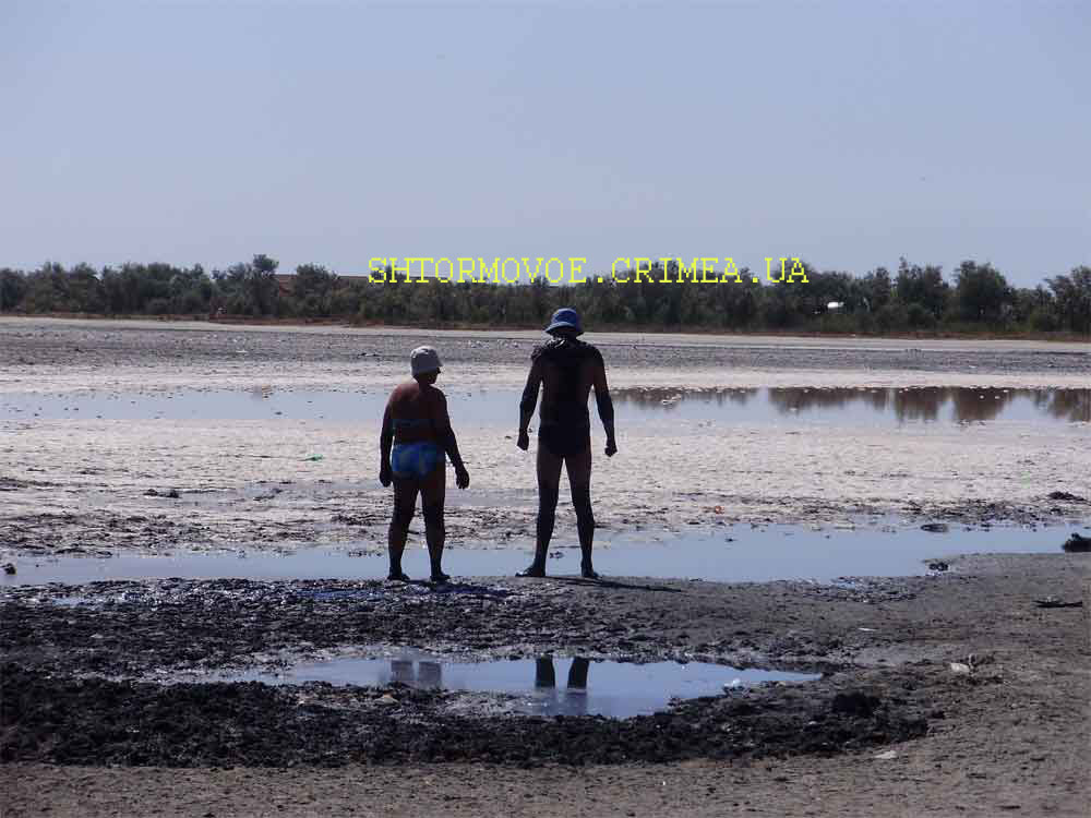Штормовое - голубые лечебные грязи большого соленого озера между Штормовым и Поповкой (Крым-посёлки находятся в 30 км от Евпатории ). Люди оздоравливаются, намазываясь грязью и купаясь в рапе озера. фото1