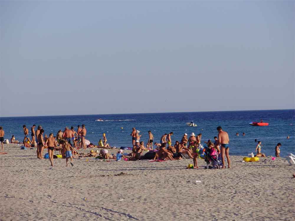 Отдыхайте в Штормовом(Крым)фото2 - .Штормовое с трёх сторон окружено озерами и морем . Частный сектор, пансионаты, песчаный пляж, недорого. 