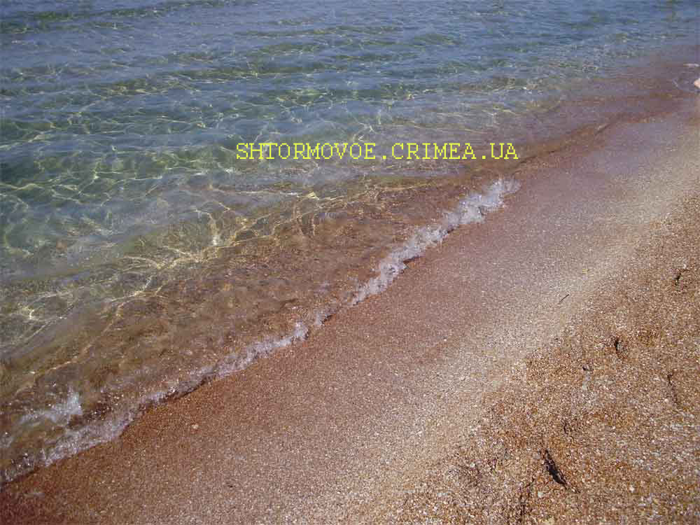 Штормовое, Крым. Чистая прозрачная вода моря. Песчаный пляж.