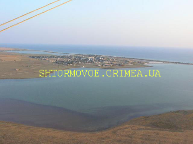 Штормовое, Крым с воздуха. Снимок с дельтоплана.Соленые озера с лечебными грязями вокруг Штормового и открытое море.