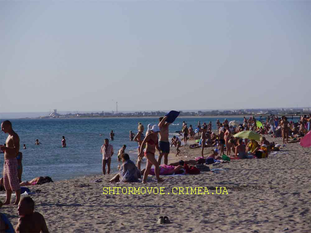 Штормовое, Крым. Отдыхающие на пляже. Песчаный широкий пляж. 8 километров пляжей бесплатных, свободных. Никаких огрождений. Свободный доступ для всех.   