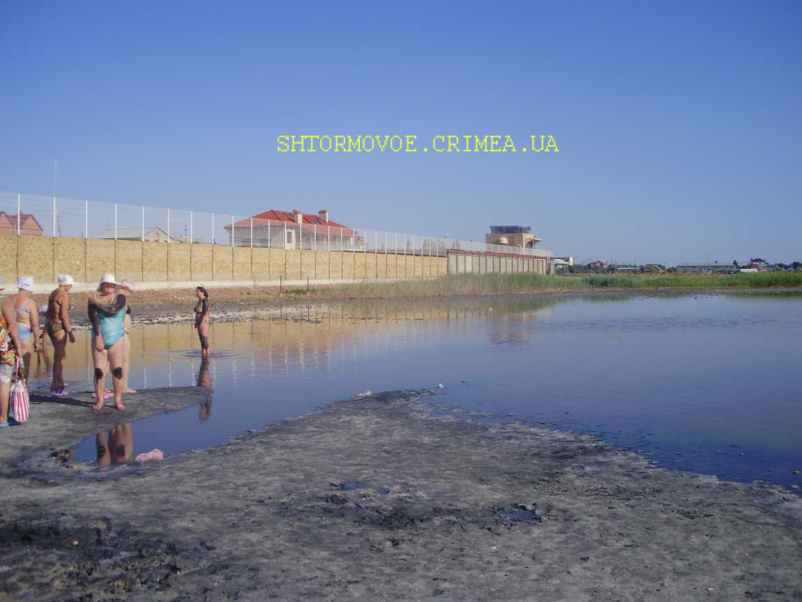 Штормовое - лечебные грязи, черные лечебные грязи соленого озера в Штормовом (Крым). Отдыхающие уже оценили лечебные свойства грязей. Фото3